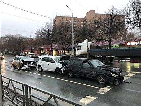 Начинающий водитель устроил ДТП с четырьмя машинами в Самаре