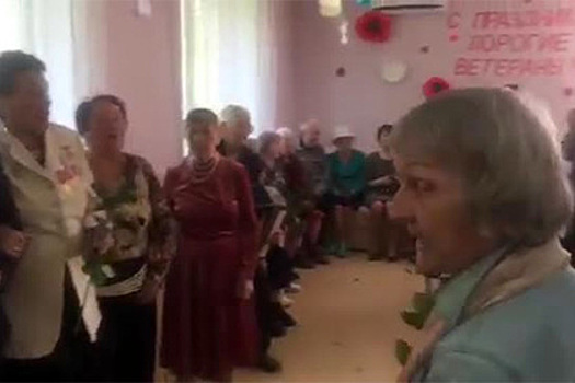 Ляшко спел «Смуглянку» в запорожском доме престарелых