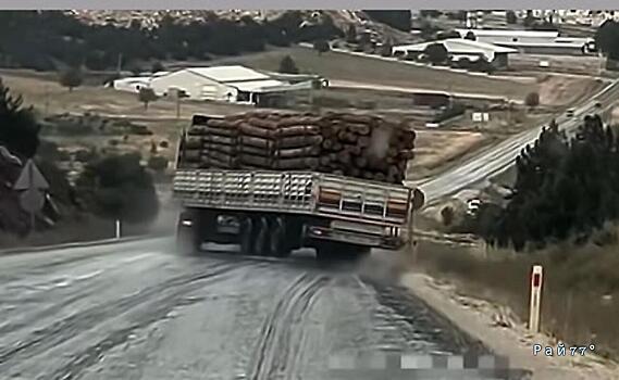 Экстремальный спуск лесовоза по скользкой дороге попал на видео в Турции