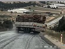 Экстремальный спуск лесовоза по скользкой дороге попал на видео в Турции