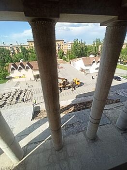 В Волгограде из старых плит восстанавливают гранитное крыльцо ДК  Тракторозаводского района