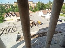 В Волгограде из старых плит восстанавливают гранитное крыльцо ДК  Тракторозаводского района