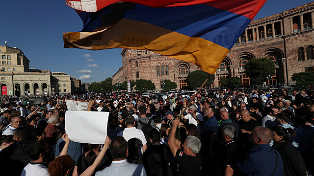 В Армении военнослужащие-контрактники присоединились к акции протеста