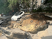 Бездна разверзлась под машиной на Вокзальной магистрали в Новосибирске