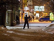 Пока все были в пробках: новосибирец пробежал на лыжах по одной из центральных улиц города