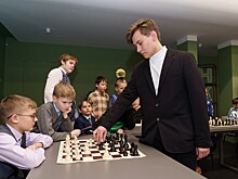 Чемпион Европы по шахматам среди школьников Максим Жуков провел сеанс одновременной игры в Доме народного единства