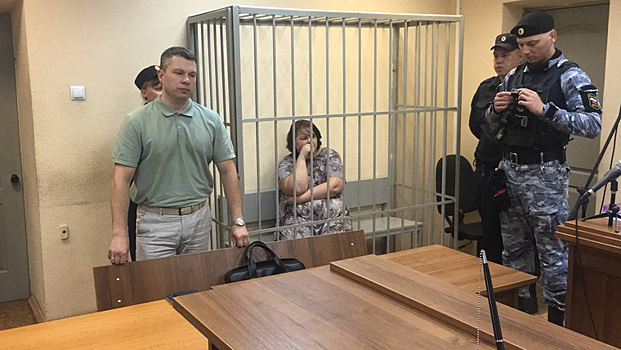 Коллеги поддержали главу детсада в Екатеринбурге, задержанную после смерти Далера Бобиева