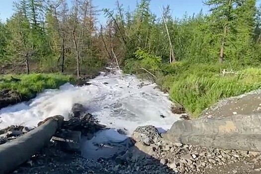 Трактор наехал на полицейскую машину на месте незаконного слива отходов в Норильске