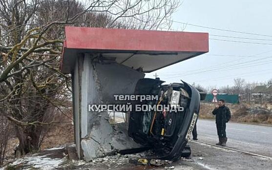 Под Курском автомобиль влетел в бетонную остановку