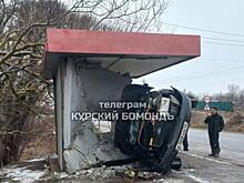 Под Курском автомобиль влетел в бетонную остановку