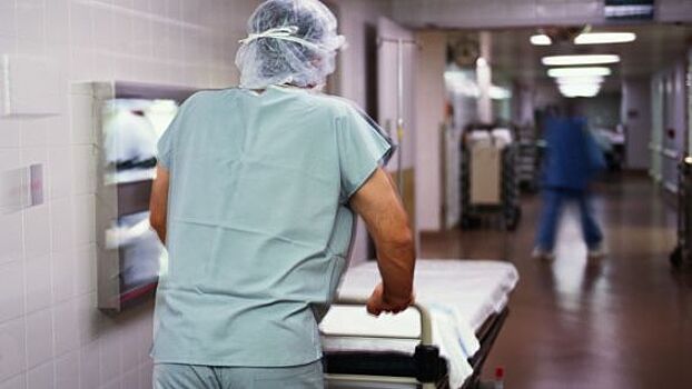 Мужчина с пробитой головй и сломанным носом госпитализирован в Москве