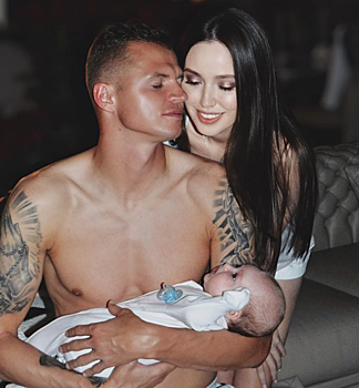 «4 месяца нашей принцессе»: Дмитрий Тарасов опубликовал нежное фото с женой и дочкой