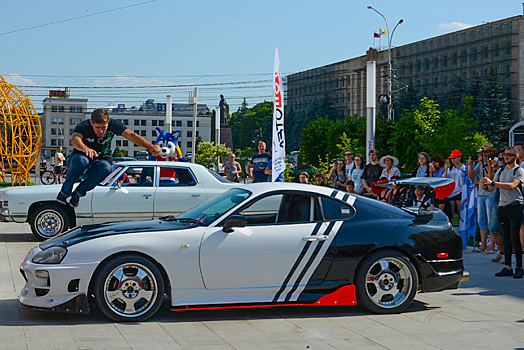 Для участников фестиваля MIXBattle в Ставрополе подготовили полосу препятствий из ретроавтомобилей