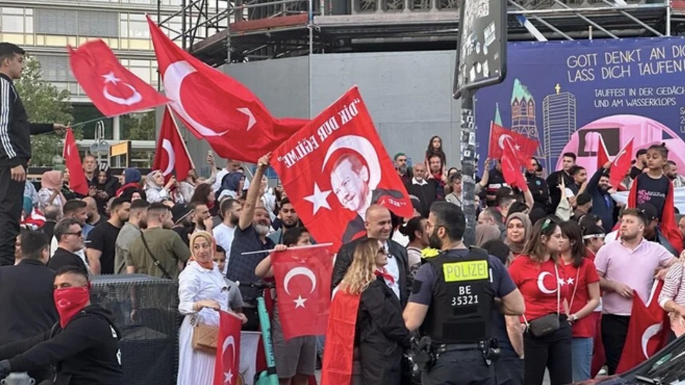 Немецкий министр турецкого происхождения подверг критике граждан Турции в ФРГ за поддержку Эрдогана