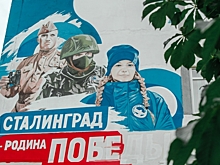 На фасаде школы в Волгограде появился мурал о преемственности поколений