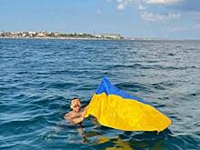 Подвиг свидомого украинца: спрятал жовто-блакитный прапор в трусы