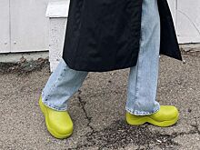 Монструозные галоши — самая модная (и практичная) обувь межсезонья: где их купить