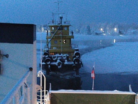 В Ленобласти спасли зажатое льдом судно с людьми на борту