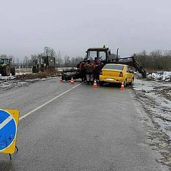 Не уступил дорогу во время разворота: под Озёрском трактор врезался в такси