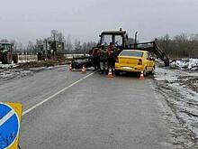 Не уступил дорогу во время разворота: под Озёрском трактор врезался в такси