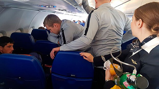 Медики «Динамо» во время полёта помогли пассажирке, потерявшей сознание