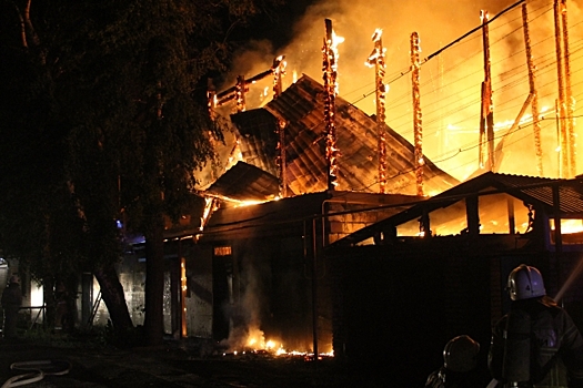 На Алтае потушили пожар, в котором могли погибнуть люди