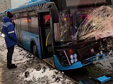 Автомобиль и автобус столкнулись на юго-западе Москвы