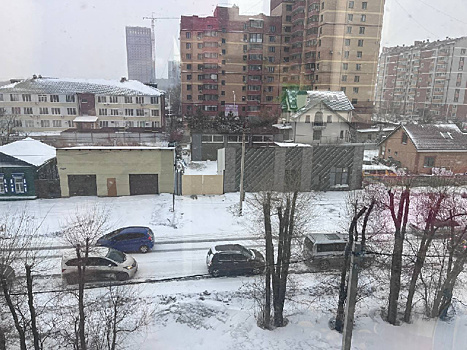 Циклон пришёл в Благовещенск: на уборку вышли коммунальщики и «управляйки»