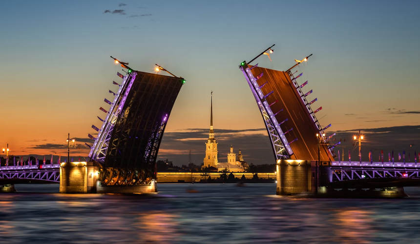 В Петербурге начали разводить мосты после зимнего перерыва