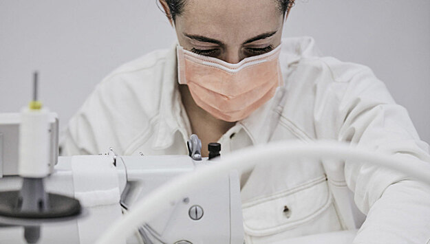 В парижском ателье Louis Vuitton будут шить маски и комбинезоны для медперсонала