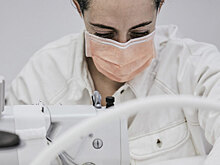 В парижском ателье Louis Vuitton будут шить маски и комбинезоны для медперсонала