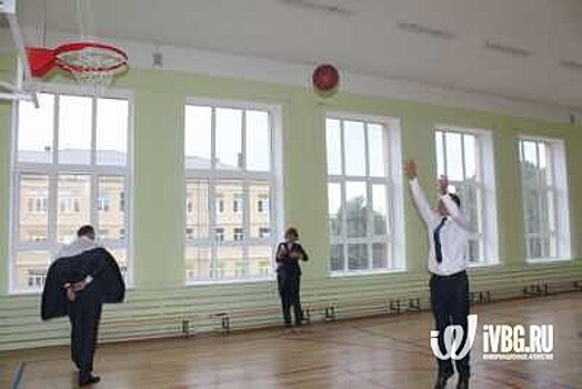 Глава администрации Орлов и председатель комитета финансов Марков сыграли в баскетбол в школе Выборга