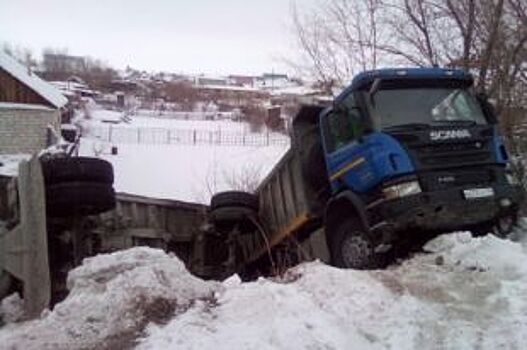 В Новоорском районе грузовик слетел в кювет
