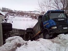 В Новоорском районе грузовик слетел в кювет