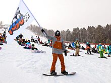 В Красноярске в «Бобровом логу» состоялся массовый спуск сноубордистов в поддержку российских олимпийцев