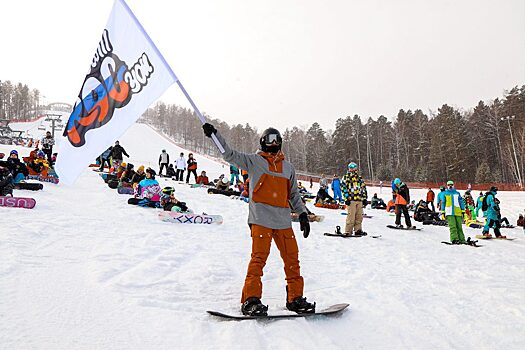 В Красноярске в «Бобровом логу» состоялся массовый спуск сноубордистов в поддержку российских олимпийцев