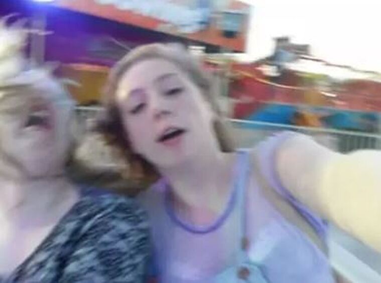 У девушки слева просто непередаваемые эмоции на лице.