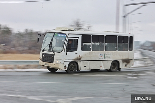 В Екатеринбурге посреди дороги загорелся пассажирский автобус