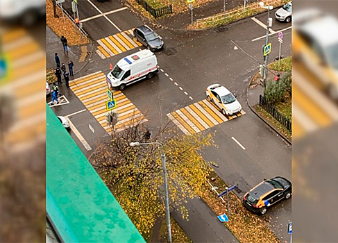 В Москве водитель каршеринга врезался в скорую и насмерть сбил пешехода