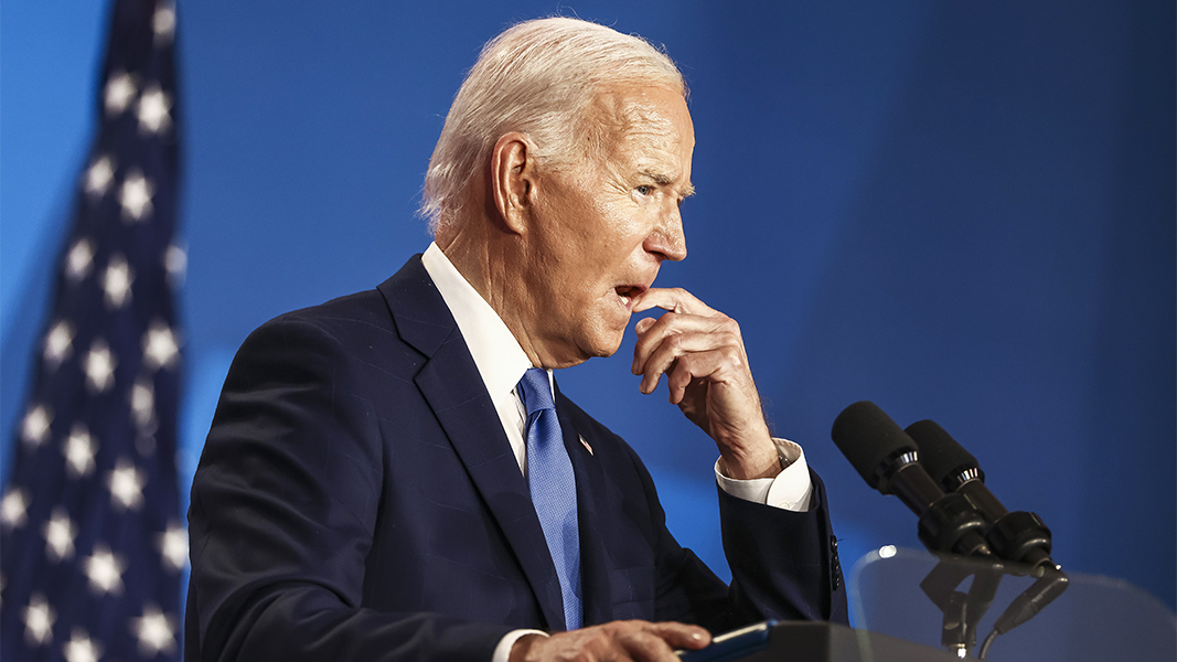 Захарова в шутку назвала Байдена пророссийским кандидатом