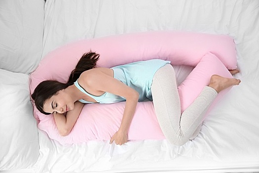 Для чего нужно спать с подушкой между ног