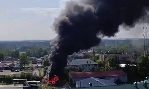 Припаркованные на стоянке автобусы вспыхнули в подмосковной Кубинке