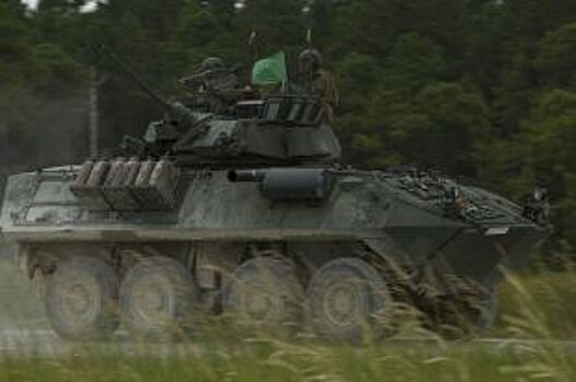 В областной столице иномарка врезалась в БТР