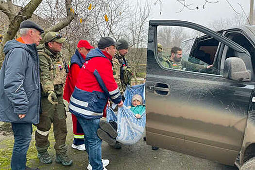 Волонтеры "Единой России" эвакуировали в Крым 91-летнюю жительницу Херсона с серьезной травмой