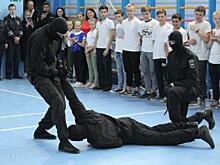 Спецназовцы устроили перед уральскими школьниками погоню за наркодилером