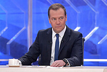 Медведев в поздравлении Наумову отметил фильмы "Тегеран-43" и "Джоконда на асфальте"