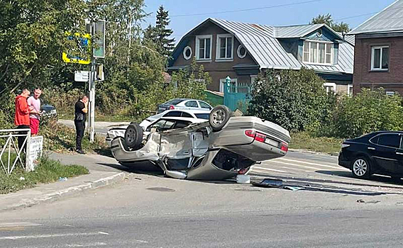 «Волга» перевернулась на крышу после ДТП на перекрестке в Новосибирске