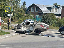 «Волга» перевернулась на крышу после ДТП на перекрестке в Новосибирске