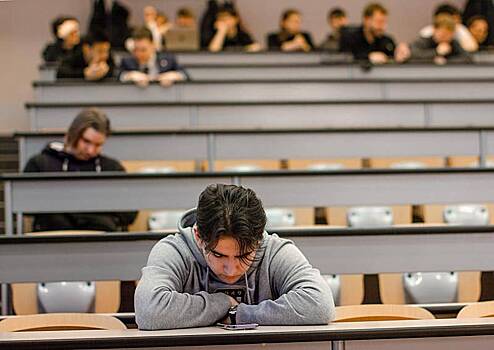 Российский вуз пригрозил отчислением пришедшему на лекцию в женском платье студенту