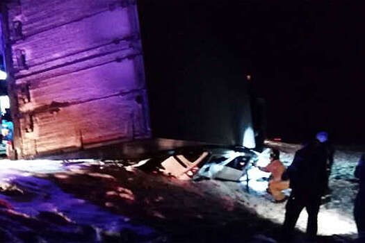 В Ленинградской области фура раздавила легковой автомобиль с людьми